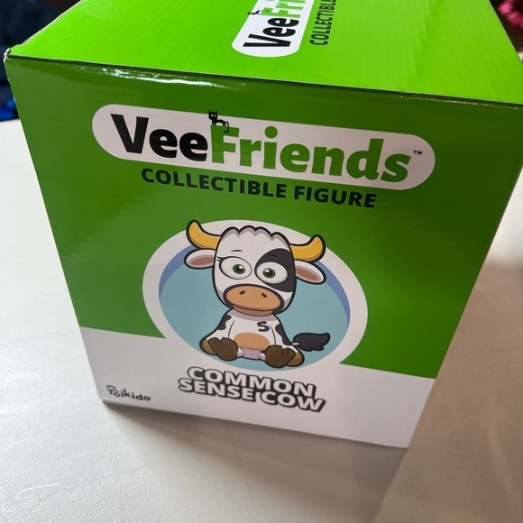Brand New VeeFriends Gary Vaynerchuk Common Sense Cow Collectible Figure - Picture 5 of 6